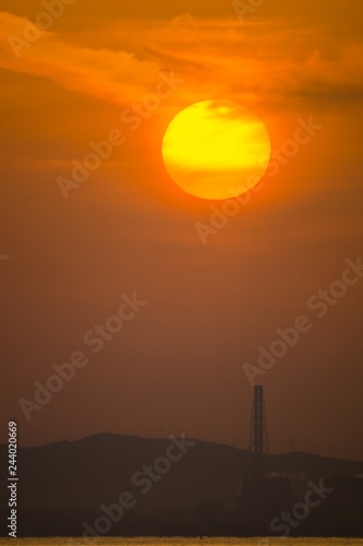 雲の中の昇った太陽