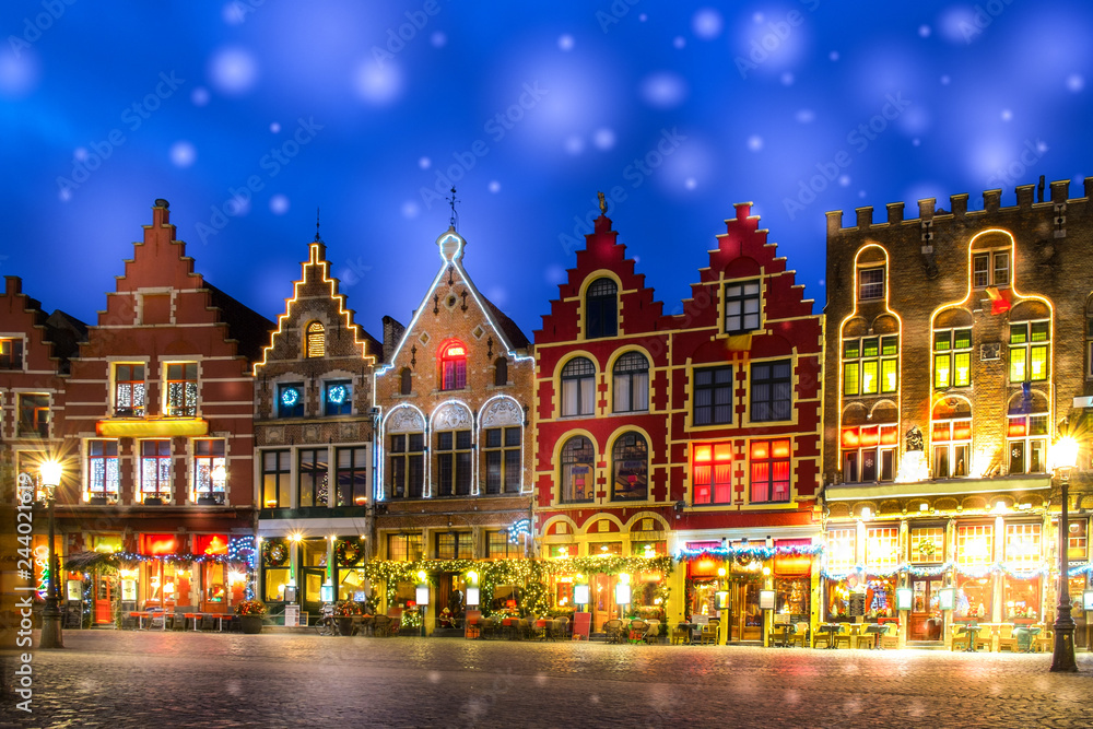 Obraz premium Zdobiony i oświetlony rynek w Brugii w Belgii