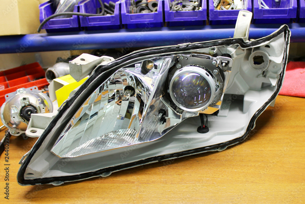 Φωτογραφία Macro view of repairing, installation and tuning headlight of modern automobile and car projector lens