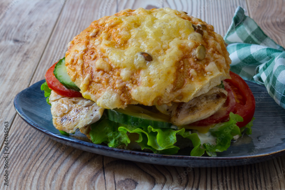 Chicken-Burger auf Teller mit Serviette