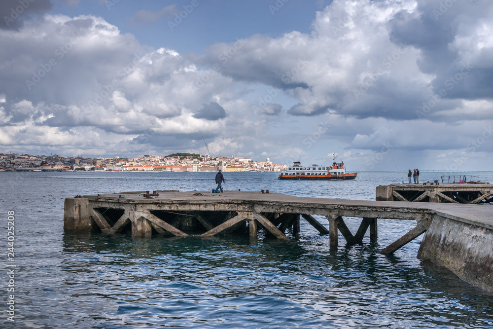 Obraz premium Lissabon Skyline vom anderen Tejo Ufer
