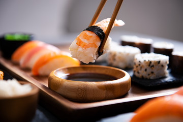 Gordijnen Sushi bar Eetstokjes met nigiri sushi stuk  © Rido