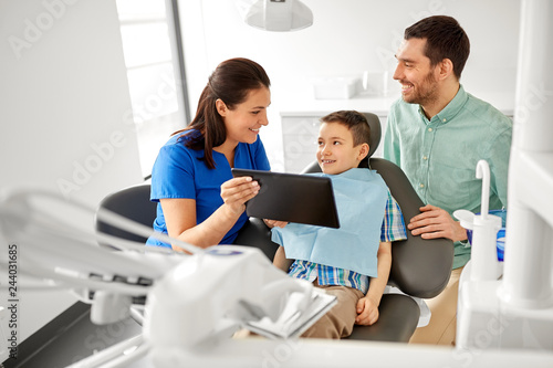 Fotografía medicine, dentistry and healthcare concept - dentist showing tablet pc computer