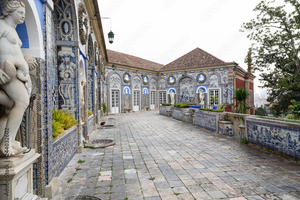 Obraz premium Palacio dos Marqueses da Fronteira in cloud day