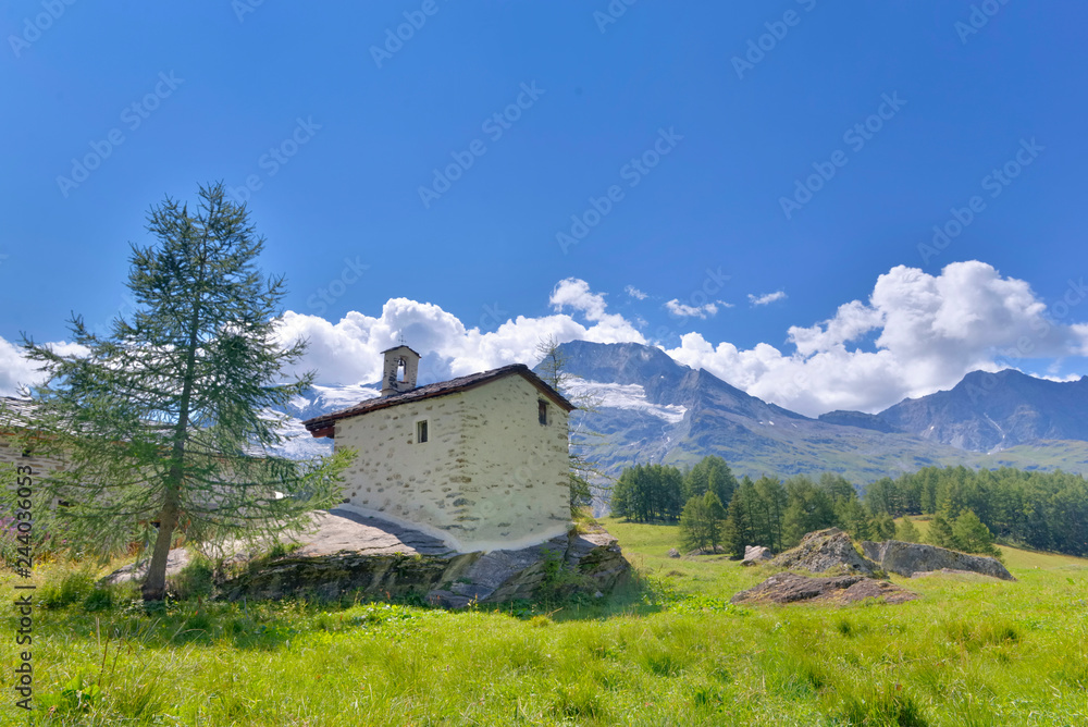 Obraz premium view on a little chapel in beautiful european alpine landscape