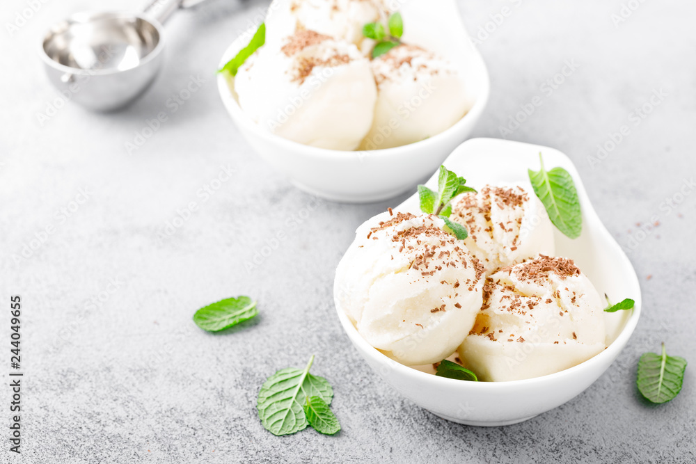 Vanilla ice cream with grated chocolate and mint Vanilla ice cream with grated chocolate and mint