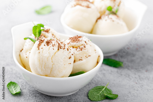 Vanilla ice cream with grated chocolate and mint