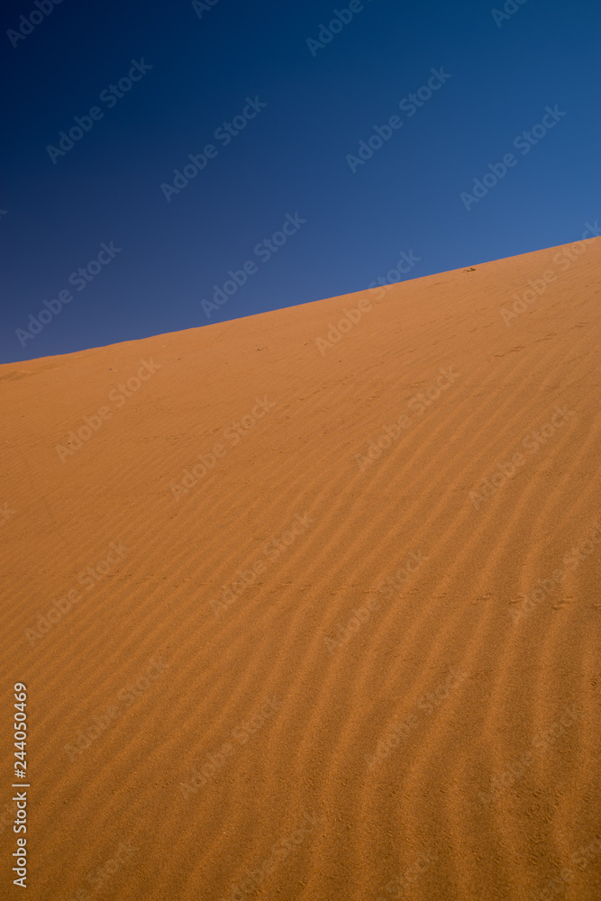 ナミブ砂漠の砂山と青空