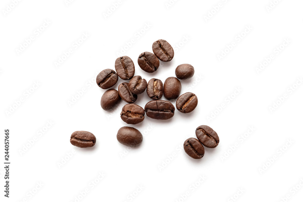 Naklejka premium Roasted coffee beans isolated on white background. Close-up.