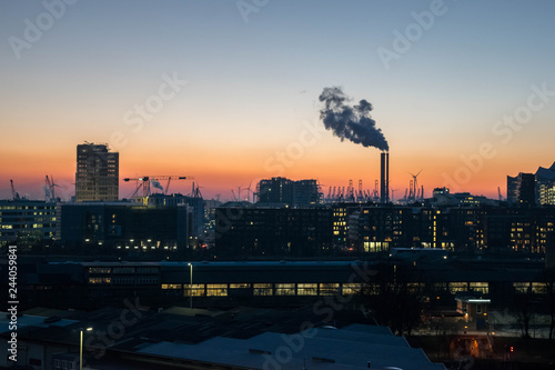 Industrie bei Sonnenaufgang