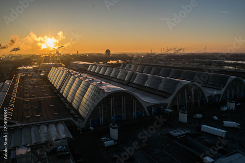 Industrie bei Sonnenaufgang