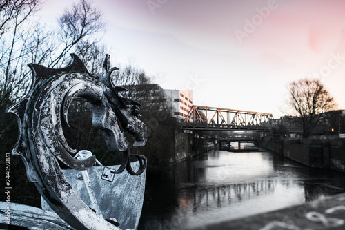Drache am hamburger Kanal