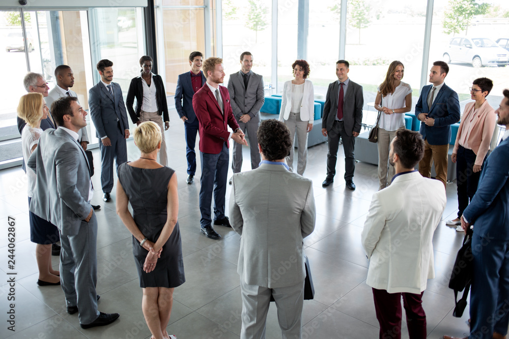 Obraz premium leader standing in circle of his successful business team.