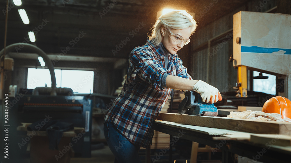 Φωτογραφία Active middle aged woman selects wood in workshop