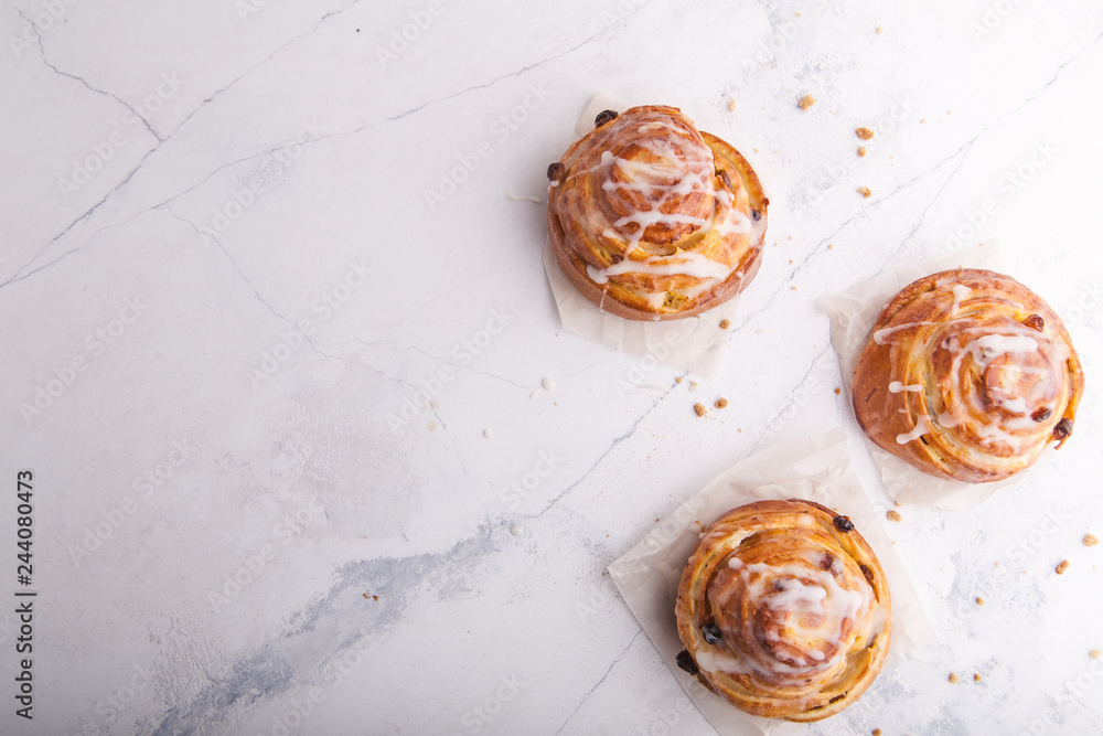 Cinnamon rolls buns on a white marble background. Bakery concept. Breakfast and brunch. Flatlay. Overhead. Copy space Cinnamon rolls buns on a white marble background. Bakery concept. Breakfast and brunch. Flatlay. Overhead. Copy space