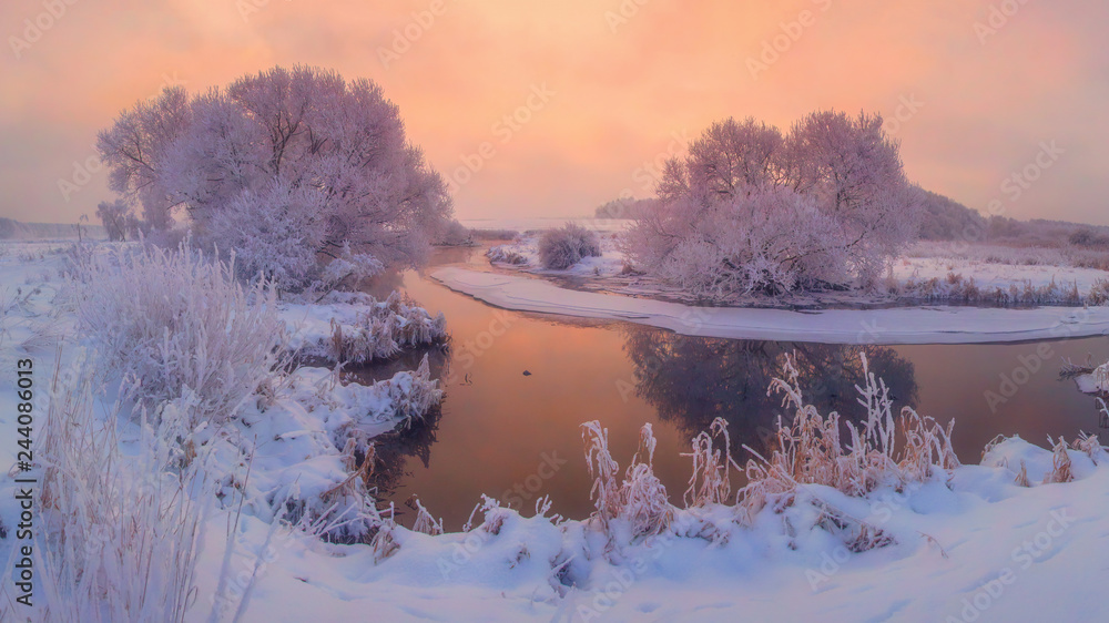 Fototapeta Zimowy poranek. Sceniczny zima krajobraz przy wschodem słońca