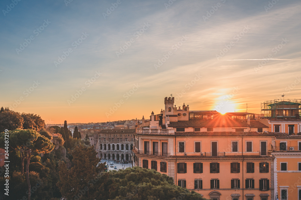 Naklejka premium Sunset over ancient building in Rome
