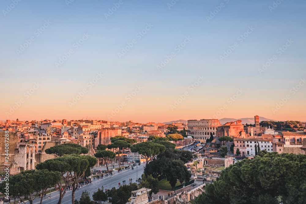 Fototapeta premium Cityscape of Rome in golden hour light