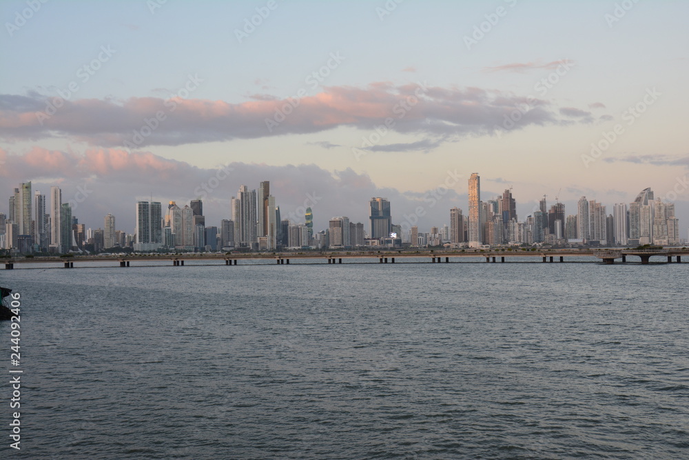 Fototapeta premium Panama City Skyline at Sunset - Horizon Ville de Panama