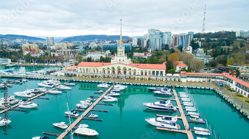 Obraz na płótnie yacht port in the city w salonie