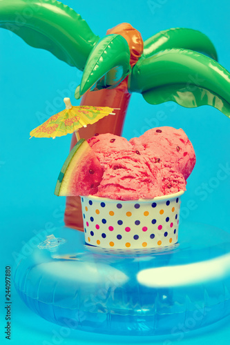 Fotografie watermelon ice cream with tropical umbrella over palm holder floater