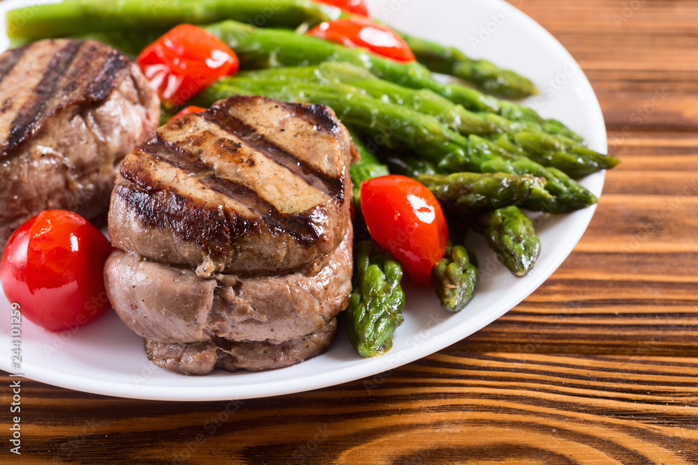 Grilled filet mignon with asparagus and tomatoes Grilled filet mignon with asparagus and tomatoes