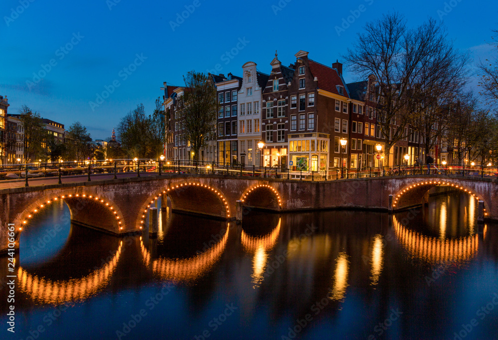 Fototapeta premium Beautiful blue hour over Amsterdam canal