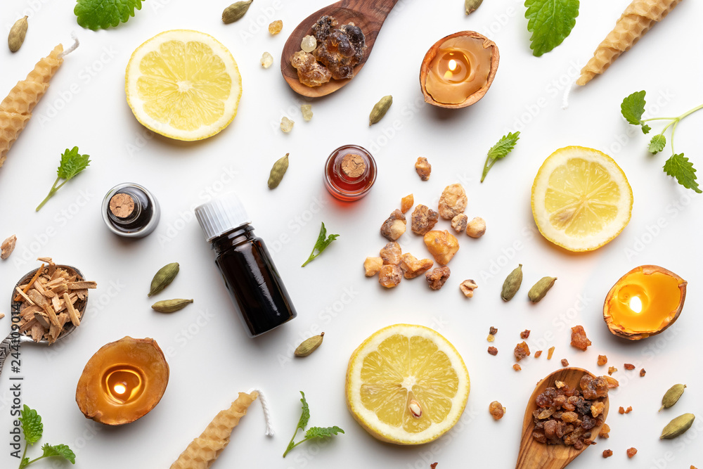 Ταπετσαρία Bottles of essential oil with frankincense, cardamon, melissa, fresh lemon and o