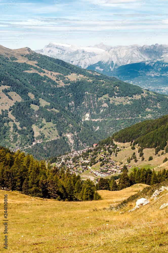 Naklejka premium Mountains of the Swiss Alps in the Saint Luc valley on a sunny day.