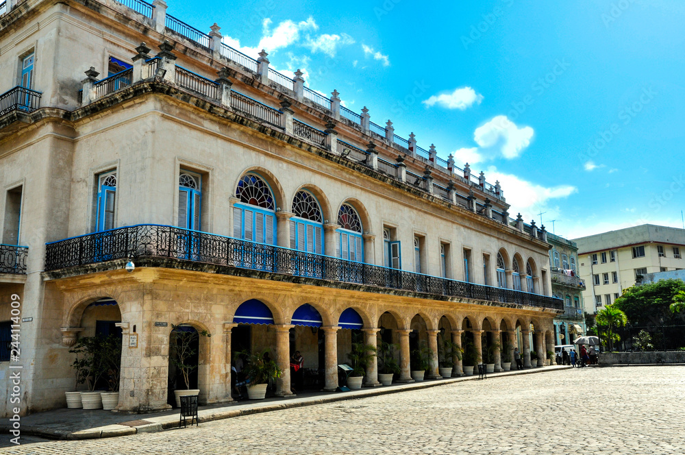 Fototapeta premium historic hotel in the center of Havana