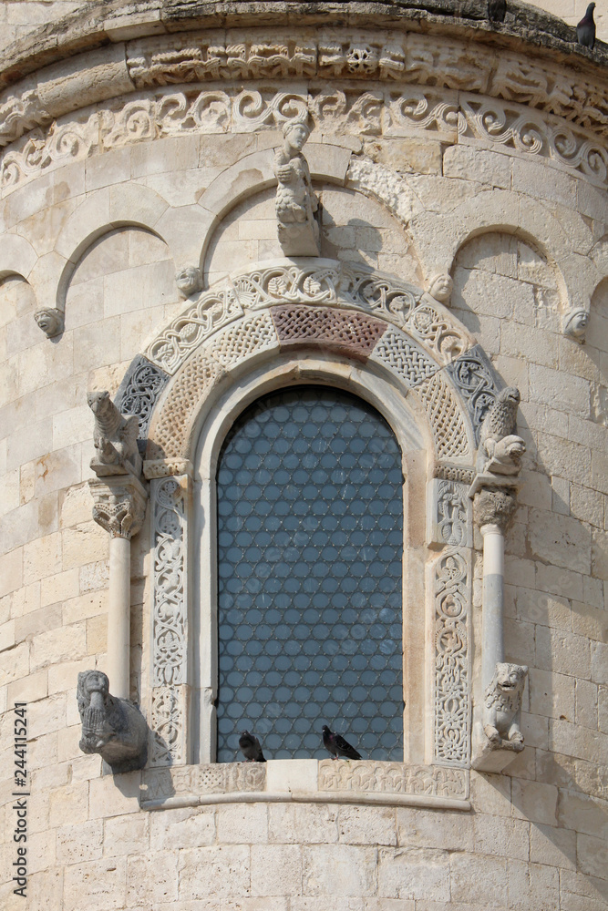 monofora con statue e decorazioni; abside della chiesa romanica di Ognissanti a Trani (Puglie)