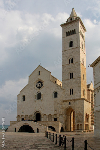 Cattedrale romanica di San Nicola a Trani (Puglie); la facciata e il campanile