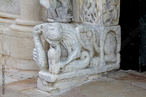 leone in lotta con serpenti; portale maggiore della Cattedrale di Trani (Puglie)
