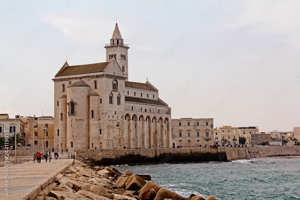 Obraz premium la Cattedrale di Trani affacciata sul mare