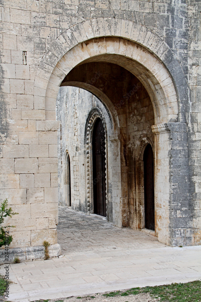 portico di ingresso alla chiesa di Ognissanti nella campagna di Valenzano (Puglie)