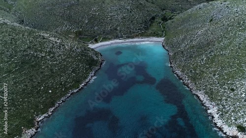 Strand mit türkis blauen wasser, zwischen bergen, im süden von griechenland in Peloponnes