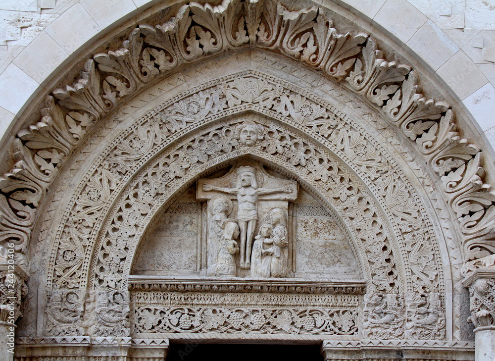 Cattedrale dell'Assunta a Conversano (Puglie); lunetta del primo portale sul fianco nord