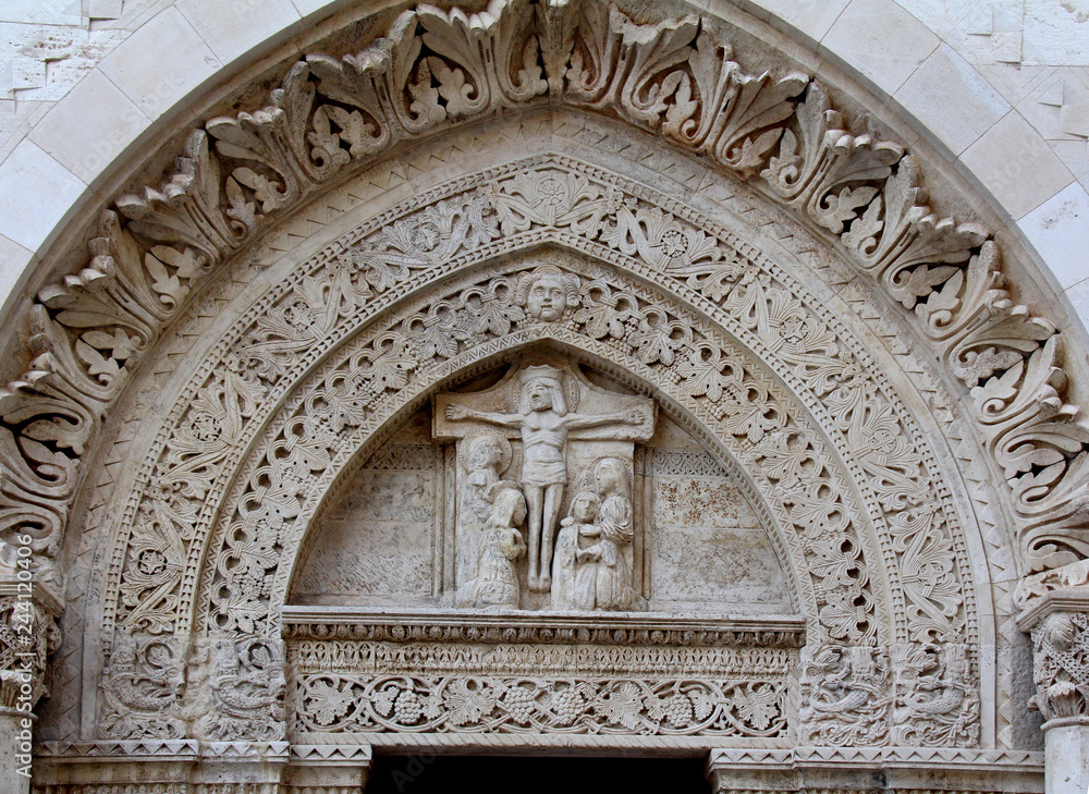 Cattedrale dell'Assunta a Conversano (Puglie); lunetta del primo portale sul fianco nord Cattedrale dell'Assunta a Conversano (Puglie); lunetta del primo portale sul fianco nord