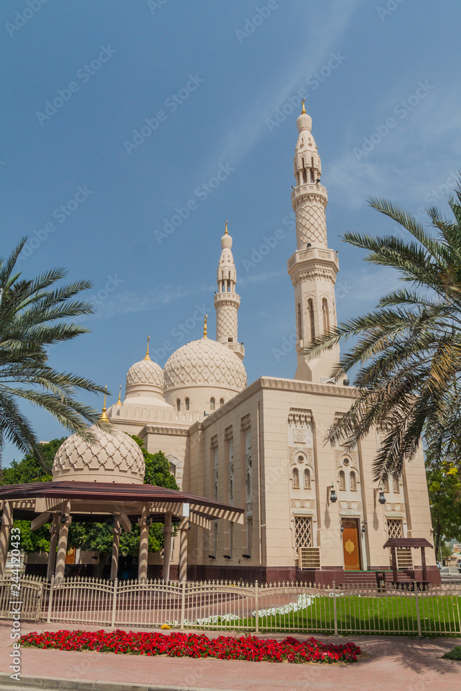 Fototapeta premium Jumeirah Mosque in Dubai, UAE