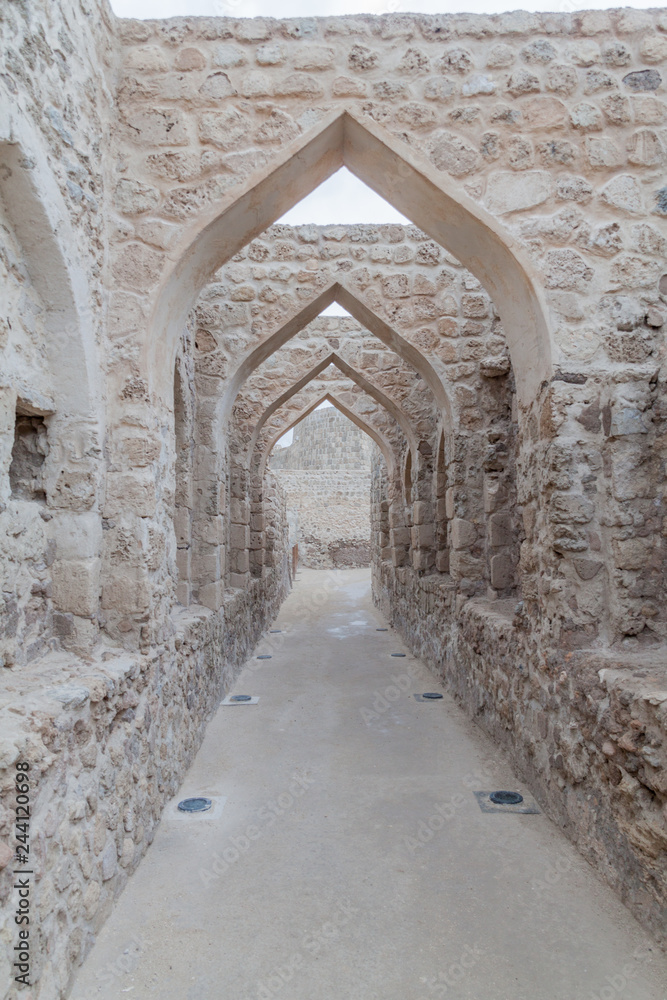 Obraz premium Archway in Bahrain Fort (Qal'at al-Bahrain) in Bahrain