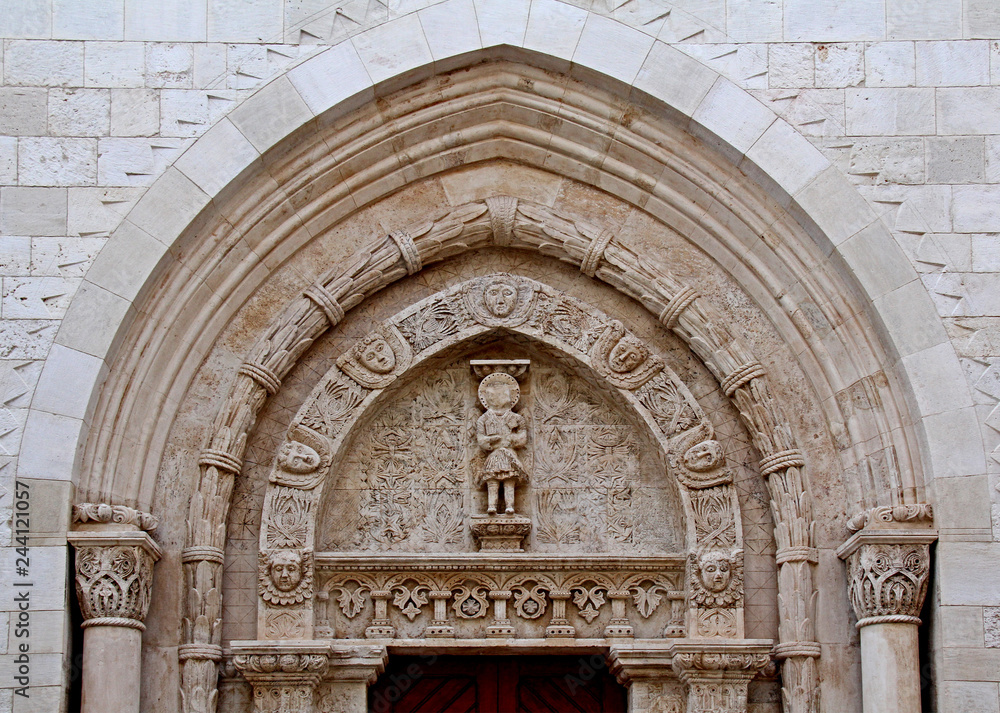 la lunetta del secondo portale sul fianco nord della Cattedrale dell'Assunta a Conversano (Puglie)