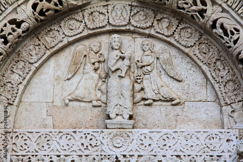 Madonna Assunta e angeli; lunetta del portale maggiore della Cattedrale dell'Assunta a Conversano (Puglie)