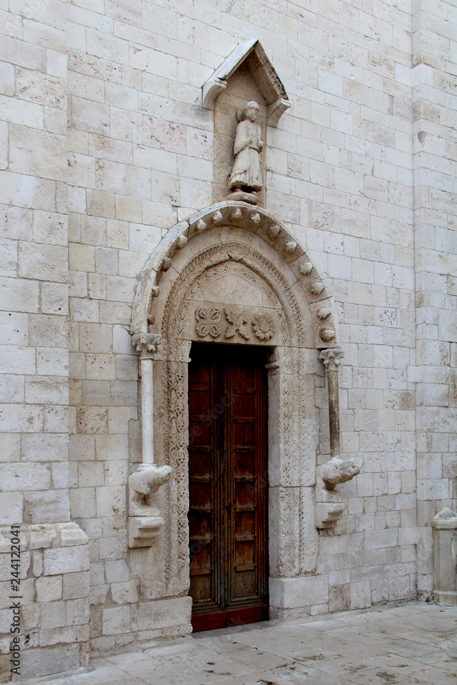 Cattedrale dell'Assunta a Conversano (Puglie); portale sinistro in facciata