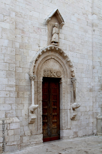 Cattedrale dell'Assunta a Conversano (Puglie)  portale sinistro in facciata © gabriffaldi