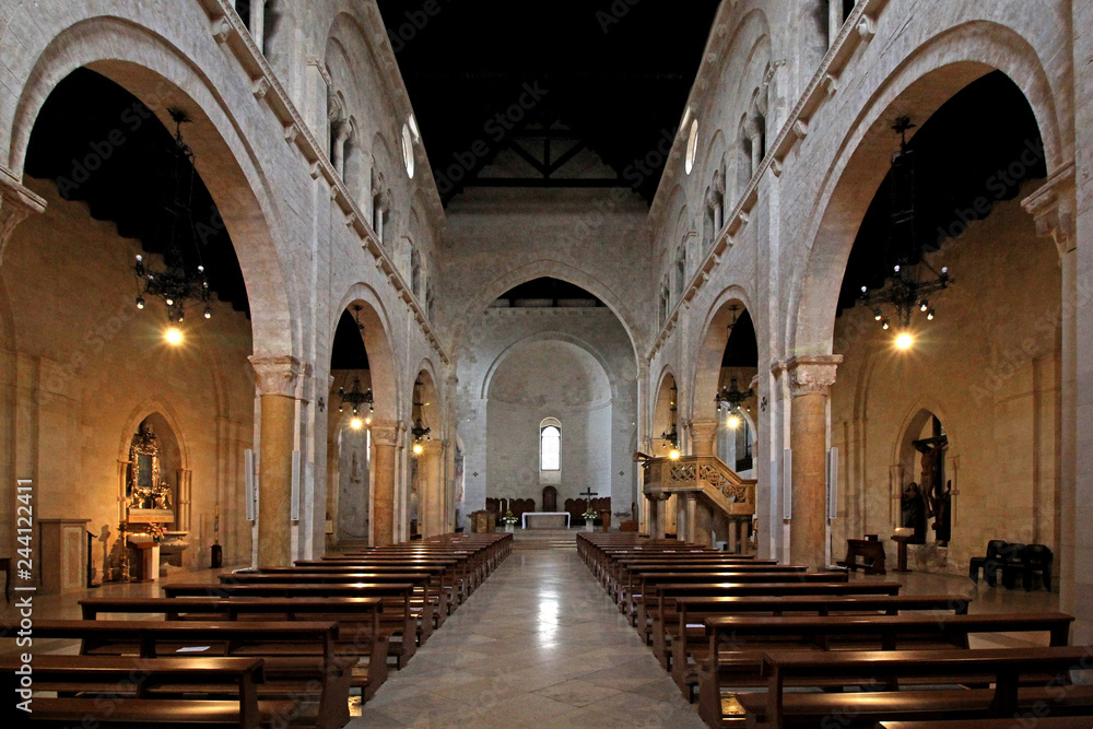 Cattedrale dell'Assunta a Conversano (Puglie); la navata centrale