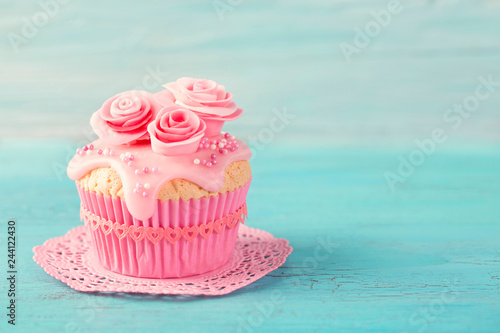  Cupcake with pink flowers
