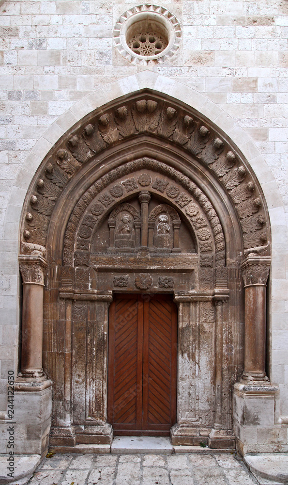 Cattedrale dell'Assunta a Conversano (Puglie); portale sul lato sud