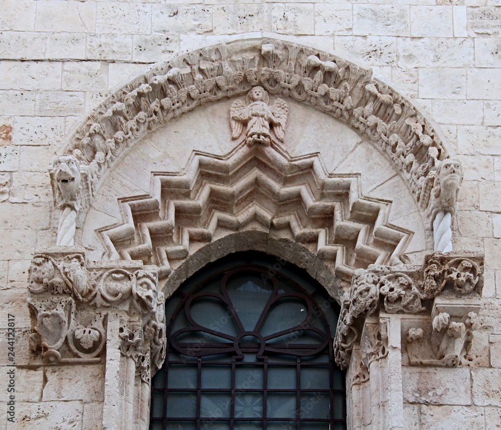 Cattedrale dell'Assunta a Conversano (Puglie); monofora dell'abside con ricca decorazione