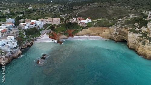 schöner, kleiner und abgelegener Strand in Peloponnes, häuser mit Meerblick