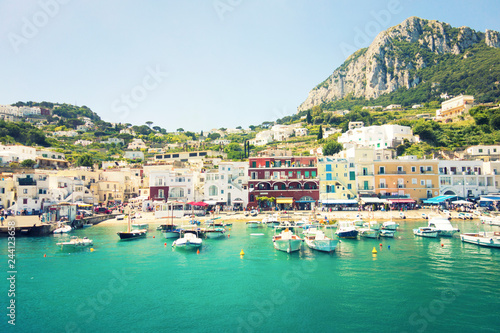 Fototapeta Naklejka Na Ścianę i Meble -  Shops, restaurants, and beaches lining the shore in Capri, Italy 